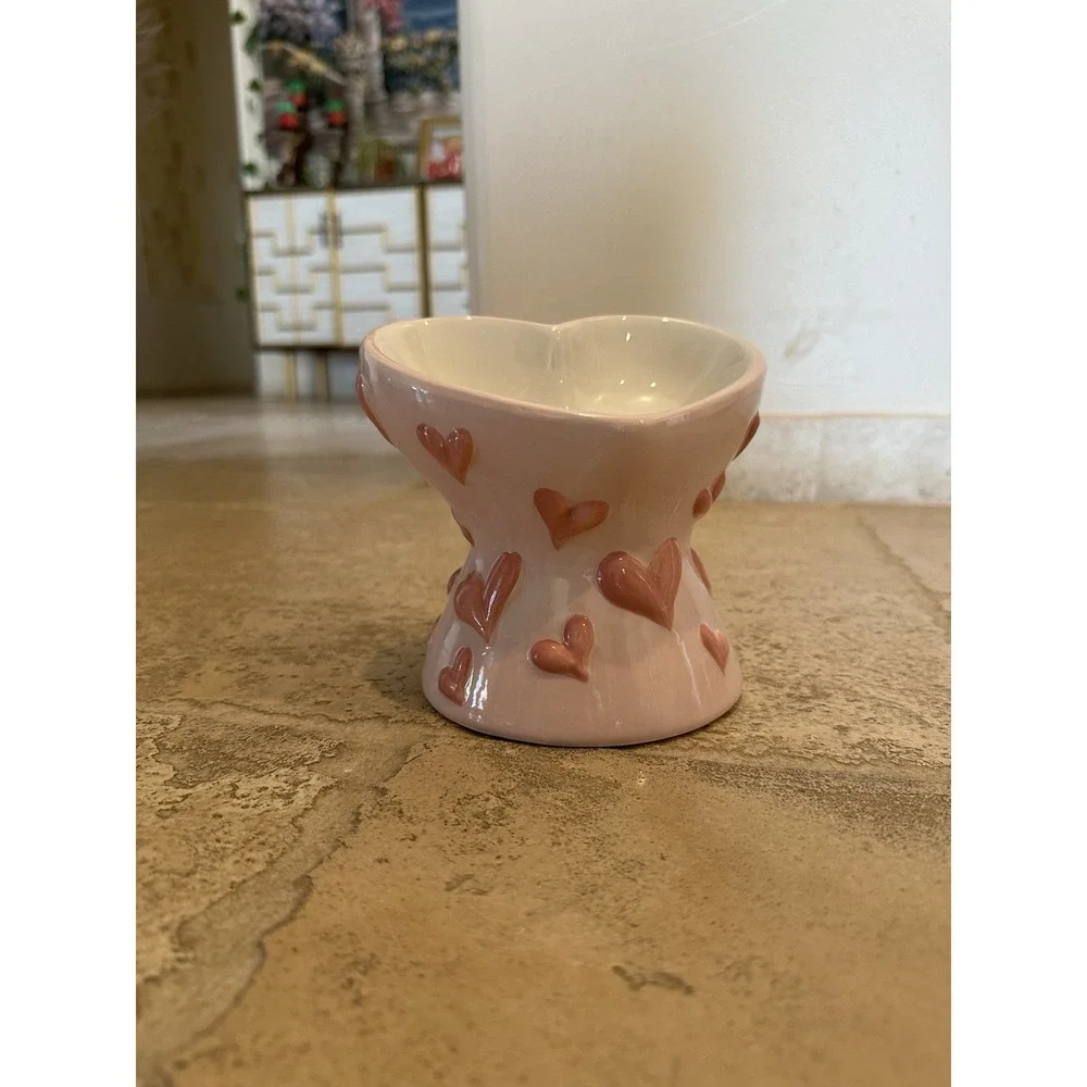 petal & Pearl Elevate Ceramic Cat Feather‎ Pink Embossed Hearts
